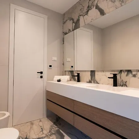 Luxurious In Apartment *