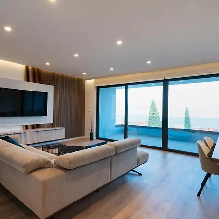 Luxurious In Apartment *