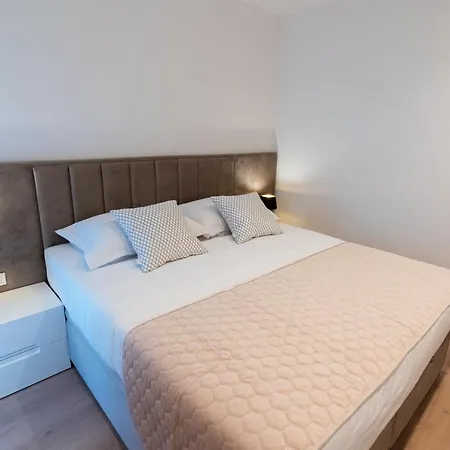 Luxurious In Apartment *
